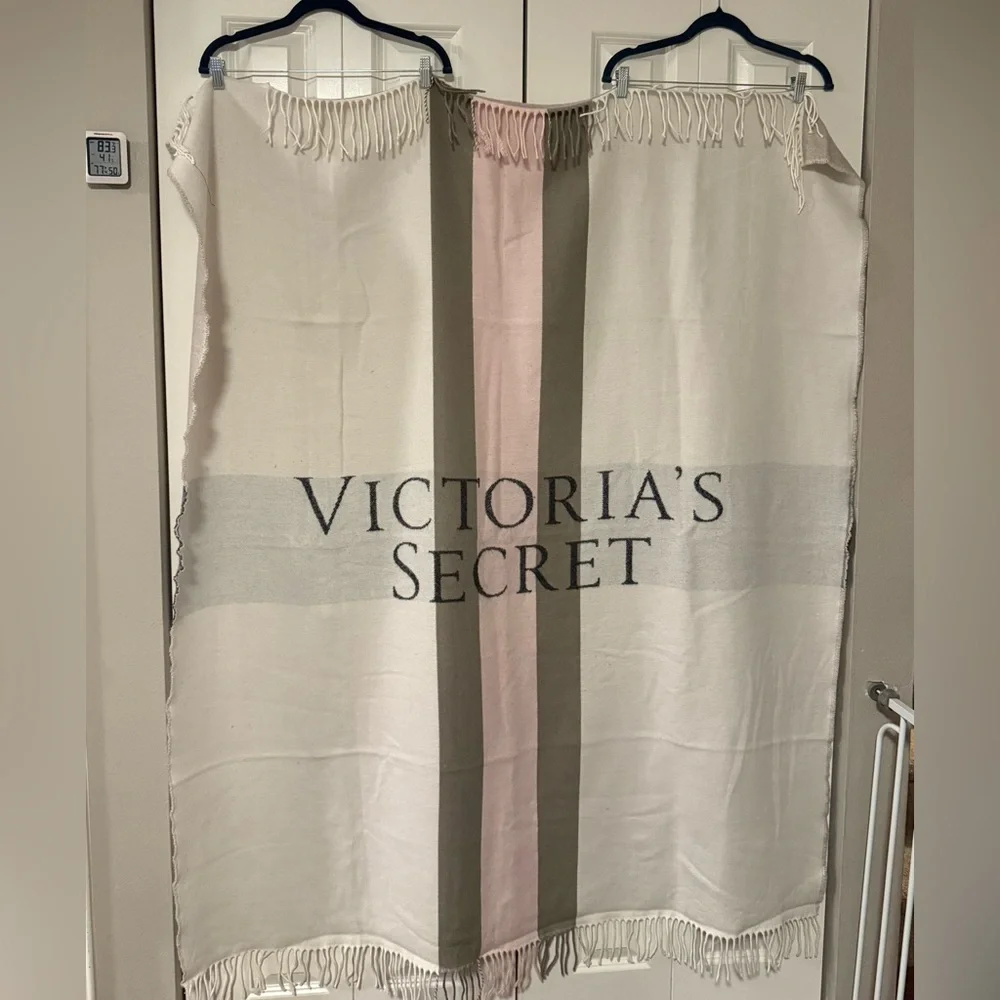 Victoria's Secret Woven Blanket in Cream